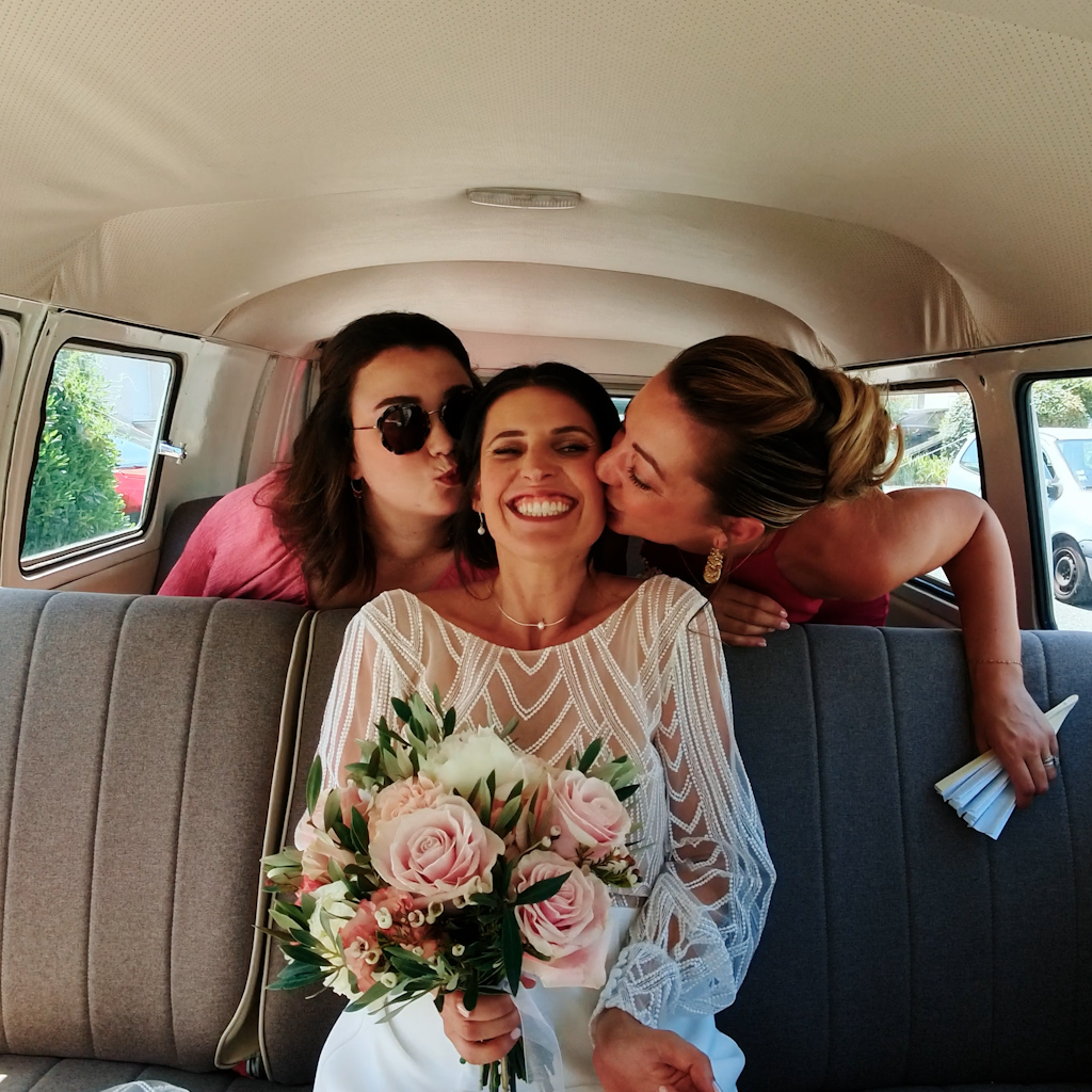 photo prise pendant la réalisation d'un Film de mariage dans la voiture des mariés