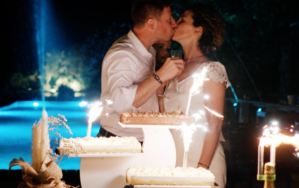Deux mariés s'embrasse devant leur gateau de mariage - extrait de leur film de mariage toulouse
