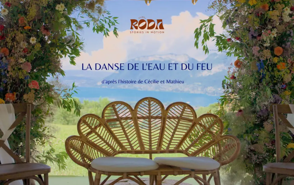Un film de mariage à Annecy. On peut voir la chaise que les mariés ont mise pour leur cérémonie laïque avec des fleurs autour et au fond une belle vue vers le lac d'Annecy.
